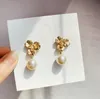 Großhandel – Designer-Goldohrringe mit Perlenschmuck für Damen, modische Legierungs-Blumen-Ohrringe für Party, Hochzeit