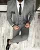 Alta calidad Dos botones Gris Novio de la boda Esmoquin Muesca Solapa Padrinos de boda Hombres Trajes de baile formales Novio (chaqueta + pantalones + chaleco + corbata) W113