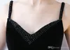Hochwertige schwarze formelle Abendkleider, V-Ausschnitt, Träger, schwarzer Samt, kurze, handgefertigte Perlenball-Abschlussballkleider für den Schulanfang HY092
