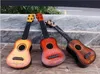 3 Olorful مصغرة القيثارة الخشبية الغيتار القيثارة للأطفال basswood السوبرانو صوتي صك الوترية 4 سلاسل هدية لعبة الغيتار