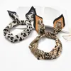 Nova moda elegante mulheres lenço de seda diamante em forma de leopardo imprimir decorativo pequeno lenço retro cabelo laço lenço lenço 17 cores m111