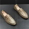 Luksusowe Mężczyźni Oxfords Wedding Shoes Sented Toe Męskie Sukienka Buty Patent Skórzany Mężczyzna Moda Designe Casual Buty