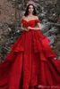 Sade Mhamad Princess Red Off Shoulder Prom Klänningar Lace Tiered Kjolar Ruffles Evening Gowns Plus Storlek Formell Party Dress Robes de Soirée