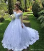 Nuevos vestidos de novia de manga larga de línea A Western Garden Sheer Off Shoulder Lace Appliqued Ruched Sweep Train Vestidos de novia largos de novia