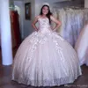 Sweet 15 Sparkly Ball Gown Abiti Quinceanera Sweetheart Appliques Fiori fatti a mano Grande fiocco sul retro Abiti da ballo lunghi da sera Abito da spettacolo