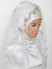 2019 Hermosos velos de novia musulmanes con cuentas de diamantes de imitación Fotos reales Bling Bling Novias musulmanas Hijab Encaje Apliques Borde Longitud de la yema del dedo