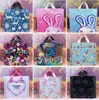 50st Lot Plastic Present Wrap Bag 30 25cm med handtag Flower Cartoon Söt presentpåse Stor shopping Tyg Party Candy Packaging Väskor x238m