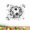 Futebol de futebol criativo rachado 3D Vista adesivos de parede decorativos para crianças decorações de salas de meninos em casa decalques de arte mural de decoração de pvc1684172
