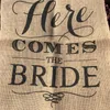 Here Comes The Bride Party Direction Signes Toile De Jute Chaise Bannière Pour Les Drapeaux De Mariage Cérémonie Rustique Photobooth Props