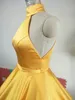 Romântico Amarelo Vestidos de Baile Longo Halter Decote Buraco de Fechadura Voltar Uma Linha de Trem da Varredura Meninas Vestidos de Festa de Formatura 2019 Barato