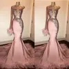 Glitter Sequin Prom Dress Lange Mouw Mermaid Roze Zwart Meisje Met Veren Trein Eén Schouder Afrikaanse Formele Avondjurken Vestido