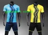 トップ2019スポーツショップ人気のサッカーセットトラックスーツアパレルフットボールは、多くの異なる色のスタイルをオンラインで使っているショートパンツの制服ショップ