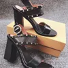 Nya ankomster Kvinnor Sandal Thrill Heels 9.5cm Kvinnor Unika Spetsiga Toe Dress Bröllopskor Sexiga Skor Letters Heel Sandaler