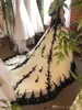 Black Lace Applique Vit Organza A-Line Bröllopsklänningar Capped Sleeves Sheer Neck Cathedral Tåg Bröllop Bröllopklänningar