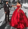 Pas cher Rouge Foncé Quinceanera Robe De Bal Robes Hors Épaule Satin Dentelle Appliques Perlé Dos Ouvert Doux 16 Plus La Taille Parti De Bal Robes De Soirée