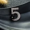 럭셔리 브로치 번호 5 및 꽃 브로치 크리 에이 티브 디자인 도매 개인 맞춤형 라인 스톤 브로치 개인 맞춤 선물