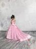 2019 Abiti da ragazza di fiore rosa con spalle scoperte per abito da spettacolo per ragazze con applicazioni floreali in pizzo da sposa con abito da ballo di compleanno per bambini con fiocco