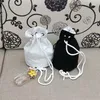 Classique noir et blanc Mode C Femmes Sac de rangement étanche Cordon Faisceau cosmétique Cylindre finition balle pour dames fa354A