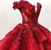 2021 Robes De Quinceanera Robe De Bal En Dentelle 3D Fleurs Florales Perles Hors Épaule Doux 16 Illusion Tribunal Train Foncé Rouge Fête De Bal Robes De Soirée