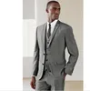 Brand New Grey Groom Tuxedos Notch Revers Groomsman Mariage 3 Pièces Costume Populaire Hommes D'affaires Veste Blazer (Veste + Pantalon + Cravate + Gilet) 2656