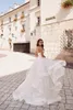 Abiti da sposa Boho bianchi Tulle a strati Una linea di pizzo applicato Sweep Train Abito da sposa da spiaggia Custom Made Plus Size Abiti bohémien De Mari￩e