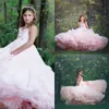 Ljus rosa blomma flicka klänningar för bröllop v nacke ruffles appliqued puffy tulle första kommunion klänning tjejer pareant klänningar