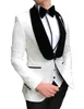 Moda Green Groom Tuxedos Black Velvet Lapel Mężczyźni Ślub Tuxedos Men Kurtka Blazer Doskonały 3-częściowy garnitur (kurtka + spodnie + krawat + kamizelka) 831