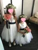 Immagine reale Gioiello Tulle e abiti da ragazza di fiori in raso con fascia Lunghezza tè Bambini Ragazze Pageant 2019 Abiti da prima comunione vintage