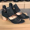Designer Tacchi alti in pelle Moda Donna Sandali grigi Nuove scarpe aperte di alta qualità con punta grossa Scarpe da sposa sexy scavate con scatola