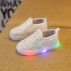 Baby skor barn sneakers 2019 nya barn dlor skor koreanska sequin ledde ljusa ljus för barn unisex casual skor mode skor