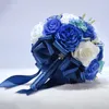 青い結婚式の花エレガントなブライダルの花嫁介添メイドクリスタルブライダルブライダルブーケと結婚式の花束の造花バラ