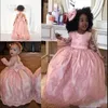 2019 Yeni Kabarık Pembe Çiçek Kız Elbise Düğün İçin Uzun Kollu Dantel Aplikler Sheer Geri Büyük Yay Doğum Günü Çocuk Kız Pageant Abiye