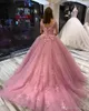 Custom Off Shoulder Quinceanera Klänningar med 3D-Applique Lace Up Back Sweet 16 Prom Dress Sweep Train A Line Princess Party Gown M110