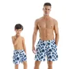 Pappa son baddräkt sommar strand familj ser mamma och dotter badkläder bikini matchande outfits fader boys board shorts