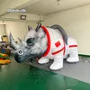 Grand modèle d'astronaute de rhinocéros gonflable Parade Animal Balloon Air Blow Up Rhino avec combinaison spatiale pour le spectacle sur le thème de l'espace