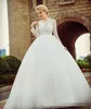 2019 Abiti da sposa ballgown maniche lunghe Collo trasparente Applique in pizzo Sweep Train Chic Illusion Bottoni ricoperti Abito da sposa da sposa
