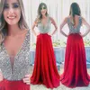 Burgundia Formalna Prom Dresses Long 2020 Elegancki V-Neck Bez Rękawów Sparkly Kryształy Zroszony Bodice A-Line Floor Długość Szyfonowa Suknie Wieczorowe