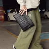 卸売りの男性バッグファッションクロコダイルレザービジネスハンドクラッチストリートレザーエンベロープ多機能レザーファッションバッグ