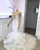 素晴らしいプラスサイズの人魚のウェディングドレス恋人の深いVネックビーズティアードオーガンザコート列車の結婚式ブライダルガウンローブデマリエ