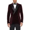 Czerwony Velvet Tailcoat Tuxedo Jacket Męski garnitur Groom Tuxedos Groomsmen Nosić ślub Bridgroom Prom Garnitury (kurtka + spodnie + bowtie)