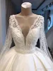 Abiti da sposa arabi di lusso Dubai Ball Gown 2019 Manica lunga Sheer Back con bottoni ricoperti Abito da sposa lungo con scollo a V profondo Abiti da sposa