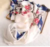 Una nuova sciarpa semi-calda per le donne in telo mare estivo per le vacanze al sole Versione coreana dello scialle di tendenza della moda in seta