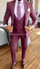 Os mais recentes Burgundy Groomsmen pico lapela do noivo smoking Homens ternos de casamento / Prom / Jantar melhor homem Blazer (Jacket + Tie + Vest + calça) 563