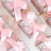 50pc süßer Tag rosa Hochzeit Square Candy Box Geburtstag Babyparty kostenlos Ribbon Schokoladen Geschenkboxen Party Souvenirs Gast Geschenke