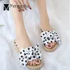 Vendita calda-Sweet Bow Pantofole Donne Nero / Bianco Polka Dot Sandali piatti Donne Designer Pescatore Pescatore Scarpe da spiaggia Bow-nodo infradito Flops femmes c676