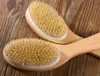 100% Natural Boar Bristle Gegeleiden Badborstel met Contoured Houten Handvat Body Cleaning Massage Borstel W9749