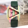 Relojes de madera de mujeres creativas Triángulo de madera Colorido Hamas de pulsera de cuarzo hueco Horas de cuero genuino Hora 3221 de cuero genuino