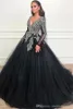 Sprankelende zwarte Arabische diepe v-hals lange quinceanera jurken pailletten kristallen kralen tule lange mouwen sweep trein formele partij prom jurken