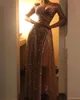 Glittrande Sequin Slit Long Aftonklänning Sexig Av Axel Cap Sleeve Golden Prom Gowns Vestido de Festa