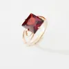 Novo luxo ouro cor jóias casamento feminino rosa cor de ouro anéis vermelho escuro forma quadrada anel de noivado projetos para women2199314